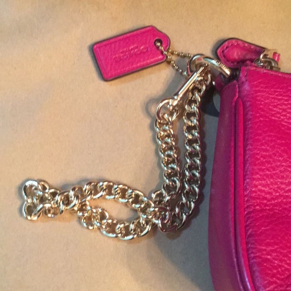 Coach fuschia Pebbled leather chain Bag wallet - Picture 3 of 6